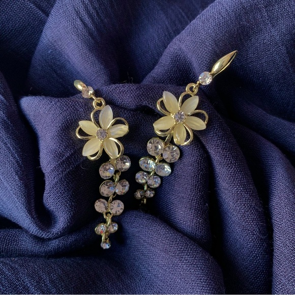 🌟2/$20🌟 Opal Flower Drop Earrings - Picture 4 of 4